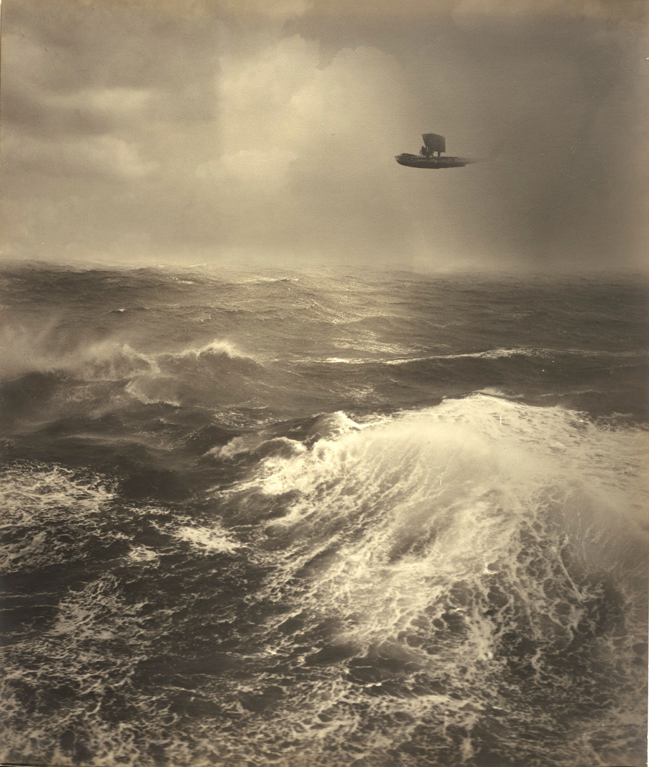 Alfred G. Buckham, Flying Boat over Sea, c. 1920, courtesy of the Scottish National Portrait Gallery. 